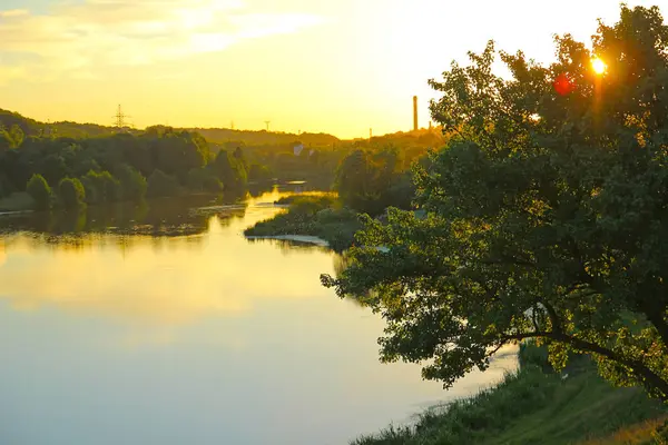 Sera sulla collina del fiume — Foto Stock