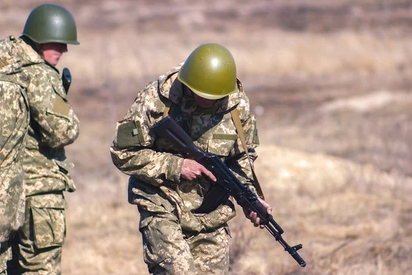 Soldados militares com tiros de kalashnikov — Fotografia de Stock