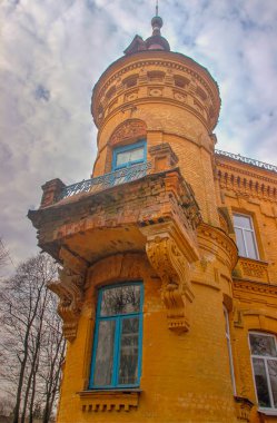 Karanlık gökyüzü karşı kale kule