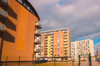 Yeni binalar. Pencere ve balkon duvardaki
