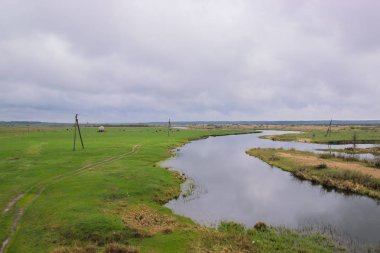 Akşam çayır tarafından çevrili nehir Hill