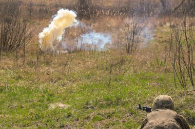 Ön saflarda. Savaş alanından pusu askeri saldırı