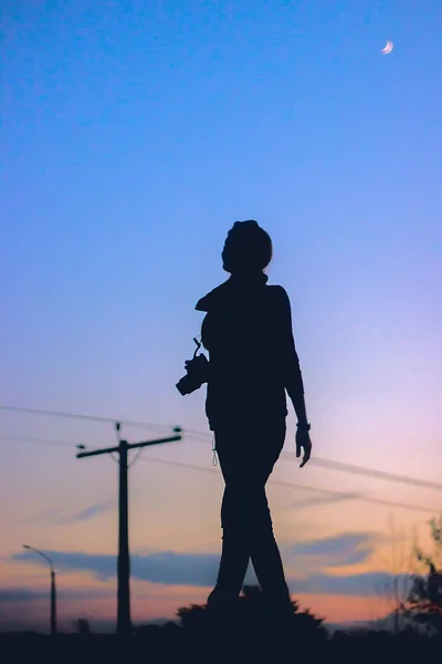 Ragazza blu con la silhouette della fotocamera nella notte di strada — Foto Stock