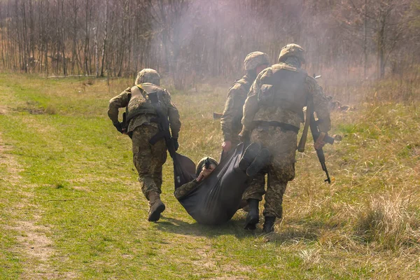 Militar llevar a su amigo herido — Foto de Stock