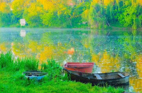 Csodálatos reggel, a zöld víz tó folyó fából készült csónakok — Stock Fotó