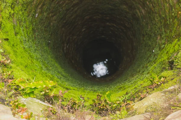 Old deep well with moss — Stock Photo, Image