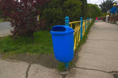 Kırsal kesimde karayoluyla çöp kutusu.