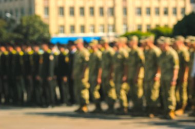 Arka plan bulanık, askeri geçit töreni, askerlerin satırları