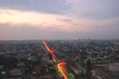 Güzel bir akşam kasaba panorama gökyüzü ile