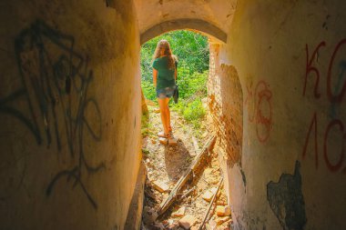 terk edilmiş bir binada Kızıl saçlı kız