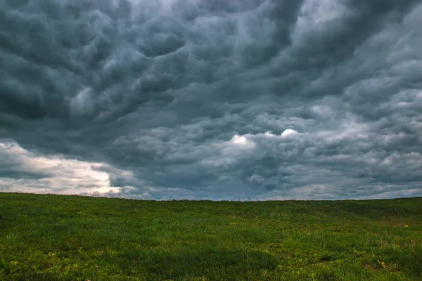 Tiempo de lapso nubes de tormenta moviéndose sobre el campo — Foto de Stock