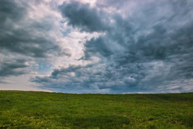 fırtına bulutları alan üzerinde hareket