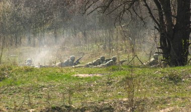 Ön saflarda. Savaş alanından pusu askeri saldırı