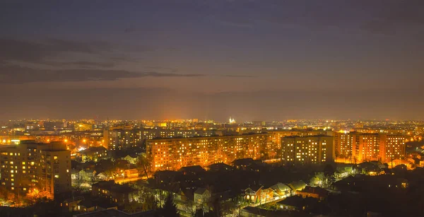 Прекрасная вечерняя панорама города с небом — стоковое фото