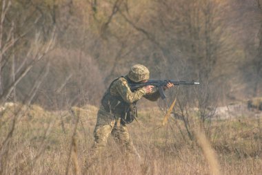 Ön saflarda. Savaş alanından pusu askeri saldırı
