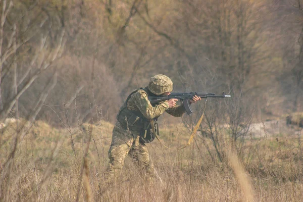 Front Line. Ataque militar en el campo de batalla por emboscada — Foto de Stock