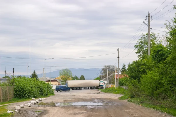 Camion blanc se déplaçant sur une autoroute — Photo