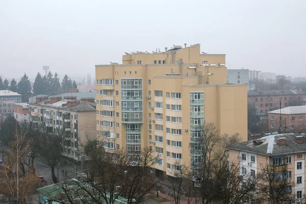Nuevo edificio residencial entre las construcciones de la época de la Unión Soviética — Foto de Stock