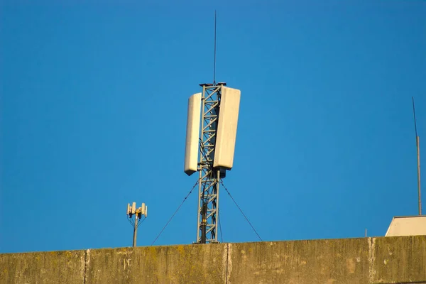 Telekommunikationen står hög med antenner — Stockfoto