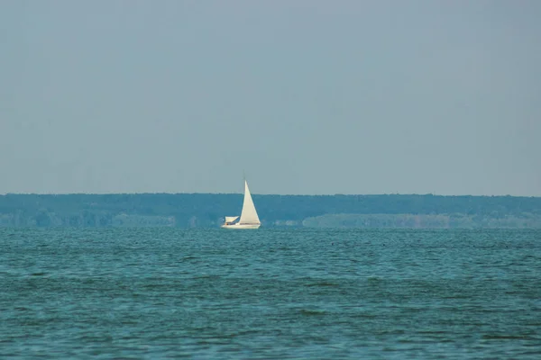 Blick auf das Flussschiff Segeln — Stockfoto