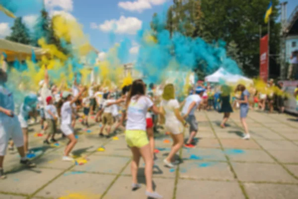 Feliz gente fiesta bajo colorido polvo nube en holi fest —  Fotos de Stock