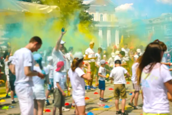 Feliz gente fiesta bajo colorido polvo nube en holi fest —  Fotos de Stock