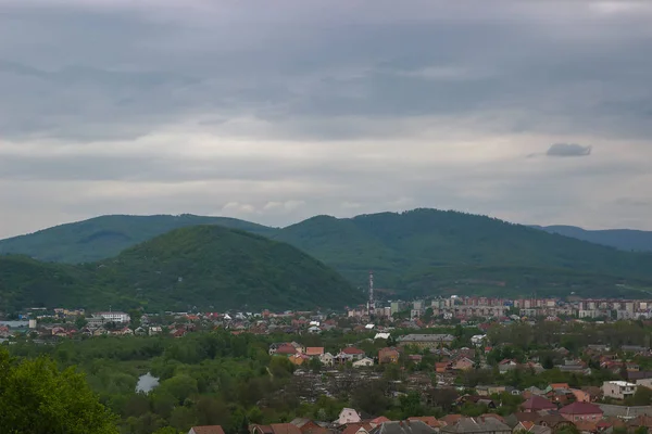 Panorama der stadt mukatschewo von den wänden der festung palanok — Stockfoto