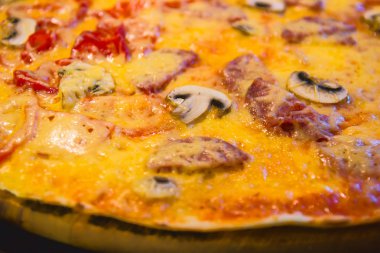 etli peynirli pizza üzerinde Kapat