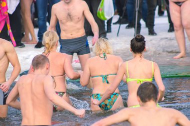 İnsanlar kutluyor İsa'nın doğuşu