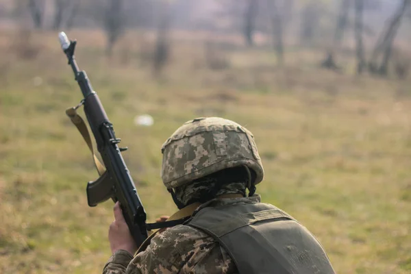 Фронтлайн Военная атака на поле боя из засады — стоковое фото