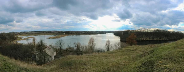 Blick auf bewölkte Landschaft mit Fluss — Stockfoto