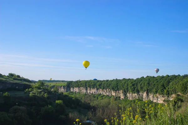 Volando un globo al atardecer sobre el cañón del puente del pueblo — Foto de Stock