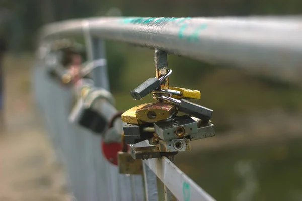 桥上的挂锁--爱情 — 图库照片