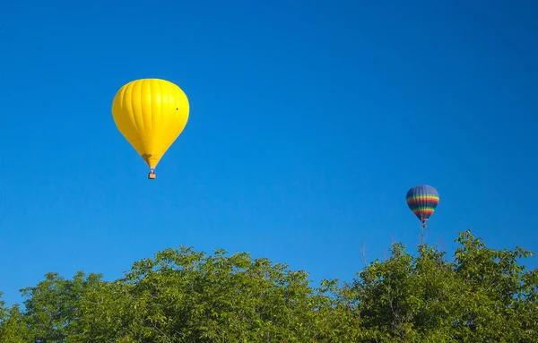 Globos coloridos volando en fiesta festiva — Foto de Stock