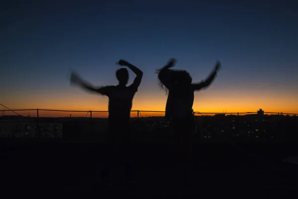 Silhouette Paar spielt Szenario bei Sonnenuntergang — Stockfoto