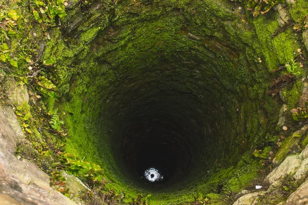 Velho poço profundo com musgo — Fotografia de Stock