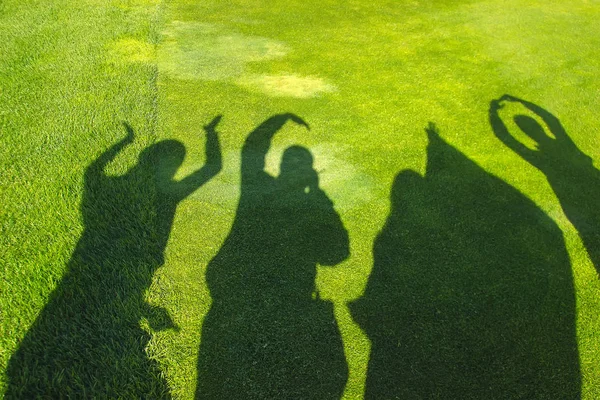 Schatten von Menschen auf der Straße. — Stockfoto