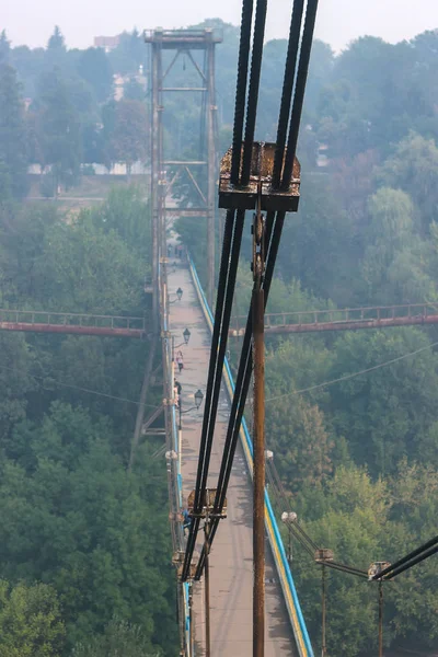 Веревка с завязанным узлом висячего моста — стоковое фото