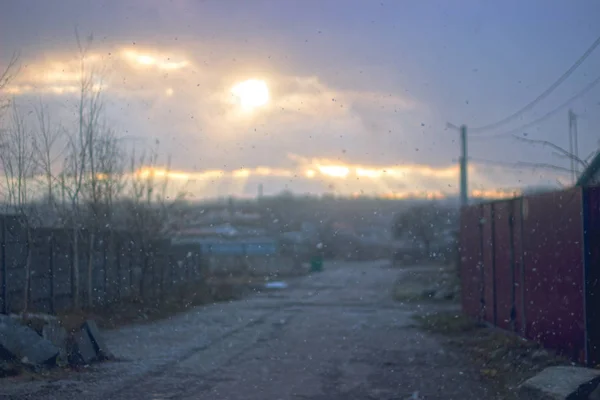 Krajina v podzimním parku slunce paprsky první sníh — Stock fotografie