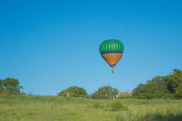 Volando un globo al atardecer sobre el cañón del puente del pueblo — Foto de Stock