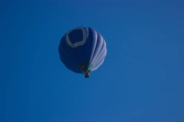 Voando um balão ao pôr-do-sol acima do desfiladeiro da ponte da aldeia — Fotografia de Stock