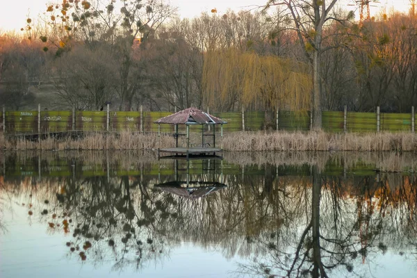 Sonbahar kıyısında Relax bahçe mobilyaları