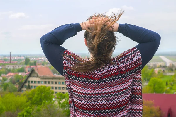 Kale duvarının yakınında kareli gömlekli ciddi genç yakışıklı kız