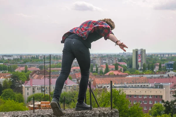 Ciddi yakışıklı delikanlı çatı kale duvarı, kareli gömlek