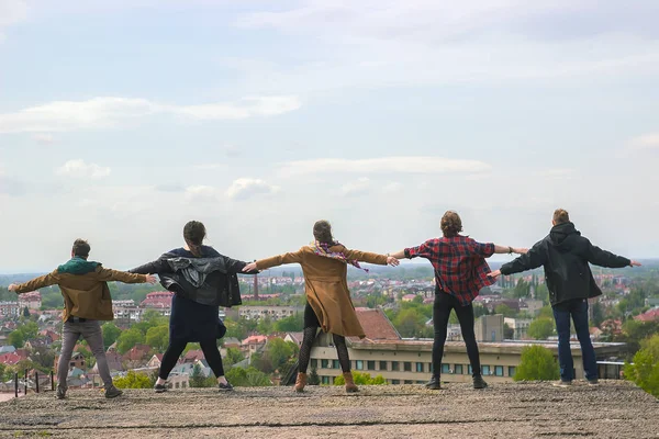 Bayangan orang-orang di latar belakang jalanan . — Stok Foto