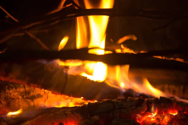 火の場所で非常に熱い丸太 — ストック写真