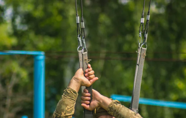 Paratrooper opleiding sprong van parachute — Stockfoto