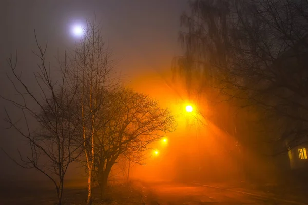 Nachtstraße im Nebel — Stockfoto