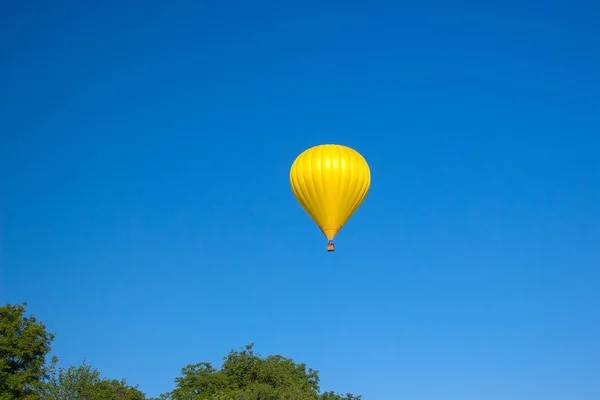 Globos coloridos volando en fiesta festiva — Foto de Stock