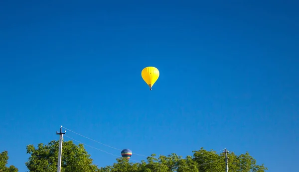 Globos coloridos volando en fiesta festiva — Foto de Stock